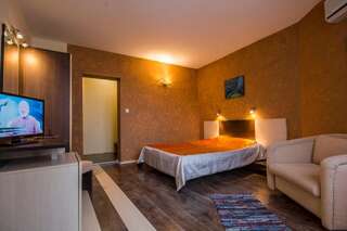 Гостевой дом Coral Guest House Обзор Двухместный номер с двуспальной кроватью и дополнительной кроватью-6