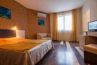 Гостевой дом Coral Guest House Обзор Двухместный номер с двуспальной кроватью и дополнительной кроватью-7