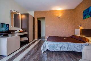 Гостевой дом Coral Guest House Обзор Двухместный номер с двуспальной кроватью и дополнительной кроватью-10